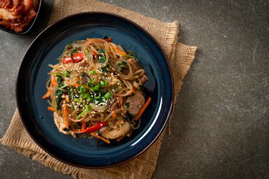 Japchae ya da karışık Kore vermicelli erişte sebzeli ve üzerine beyaz susamlı domuz eti - Kore geleneksel yemek tarzı