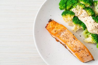 Brokolili ızgara somon bifteği. Sağlıklı yemek tarzı.
