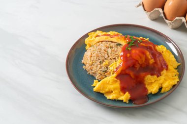 Omlet ambalajlı kızarmış pirinç ya da Japon usulü Omurice. Asya usulü.