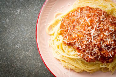Parmesan peynirli domuz bolonez spagettisi - İtalyan yemeği tarzı.