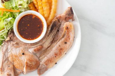 Tayland baharatlı soslu ızgara domuz pirzolası bifteği veya Jaew sosu - füzyon yemeği tarzı