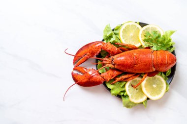 taze Haşlanmış istakoz sebze ve limon ile