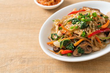 Japchae ya da karışık Kore vermicelli erişte sebzeli ve üzerine beyaz susamlı domuz eti - Kore geleneksel yemek tarzı