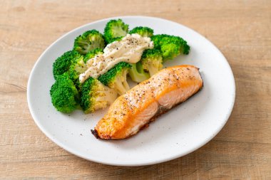 Brokolili ızgara somon bifteği. Sağlıklı yemek tarzı.