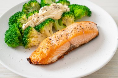 Brokolili ızgara somon bifteği. Sağlıklı yemek tarzı.