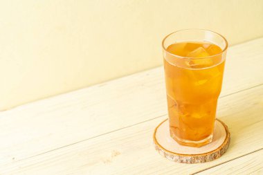 Lezzetli tatlı içecek demirhindi suyu ve buz küpü - sağlıklı içecek tarzı