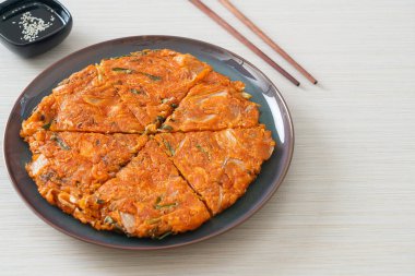 Kore kimçili krep ya da Kimçijeon - Kızarmış yumurta, kimçi ve un - Kore yemeği tarzı