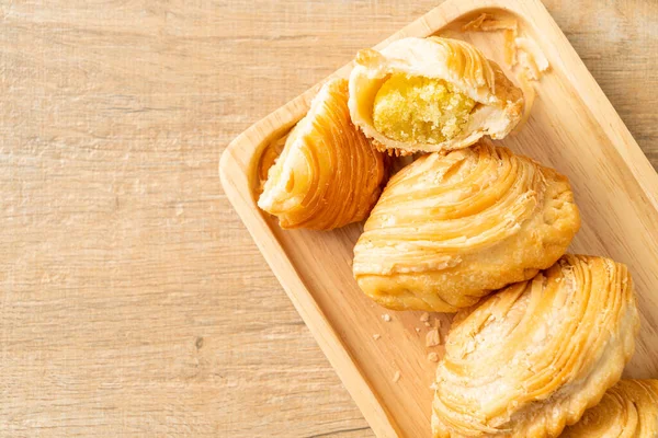 Curry Puff Pastry Stuffed Beans Wooden Plate — Stock Photo, Image