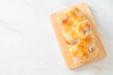 Tahtada nefis taro ekmeği.