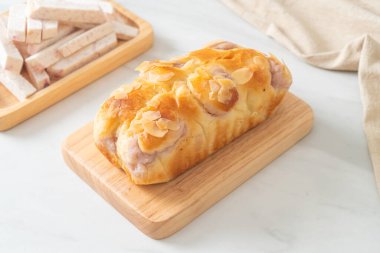 Tahtada nefis taro ekmeği.