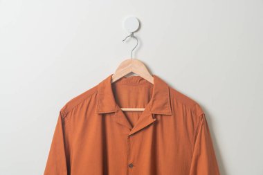 duvarında ahşap askı olan askılı gömlek