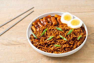 Jjajang Rabokki - Kore hazır eriştesi veya Kore pirinçli Ramyeon veya Tteokbokki ve siyah fasulye soslu yumurta - Kore yemeği tarzı