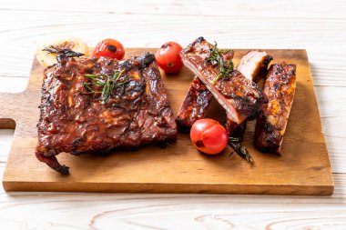 Izgara ve ızgara domuz pirzolası.