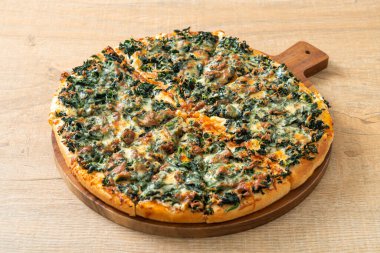Tahta tepside ıspanaklı ve peynirli pizza. Vejetaryen ve vejetaryen yemek tarzı.