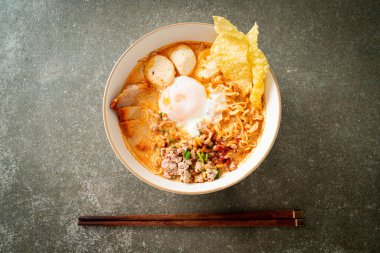 Baharatlı çorbada köfte ve domuz etli hazır şehriye mi yoksa Asya usulü Tom Erişte mi?