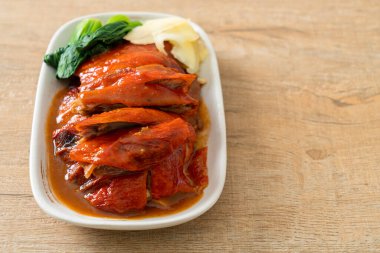 Pekin ördeği ya da ızgara kırmızı soslu kızarmış ördek Çin yemeği tarzı.