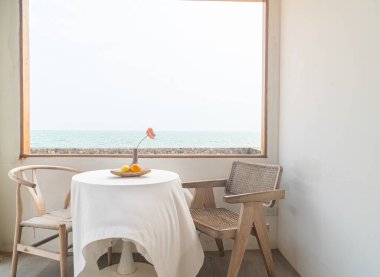 boş asgari tablo ve yan pencere üzerinde sandalye