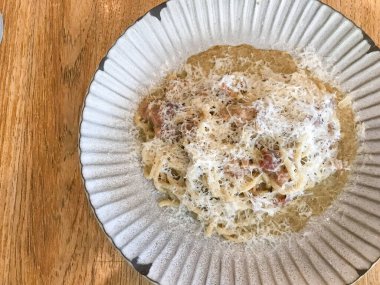 Bucatini Cacio e Pepe pastırmalı makarna.