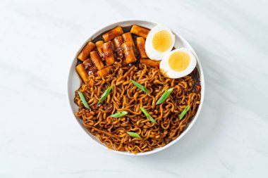 Jjajang Rabokki - Kore hazır eriştesi veya Kore pirinçli Ramyeon veya Tteokbokki ve siyah fasulye soslu yumurta - Kore yemeği tarzı