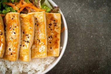 Teriyaki tofu pirinç kasesi - vejetaryen ve vejetaryen yemek tarzı