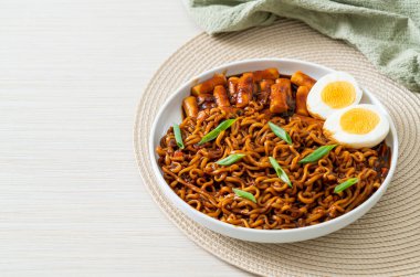 Jjajang Rabokki - Kore hazır eriştesi veya Kore pirinçli Ramyeon veya Tteokbokki ve siyah fasulye soslu yumurta - Kore yemeği tarzı