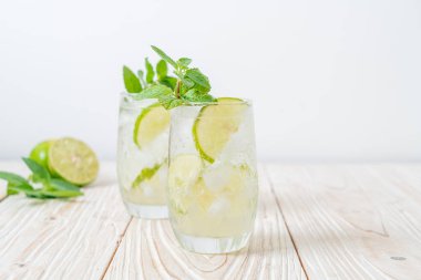 Naneli buzlu limonlu soda, ferahlatıcı içecek.