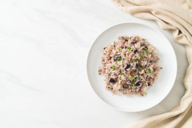 Çin zeytinli ve kıymalı pilav Asya usulü.