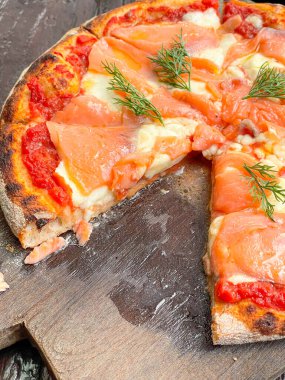 Ahşap tepside füme somon pizzası