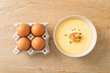 Karides ve taze soğanlı buğulanmış yumurta.