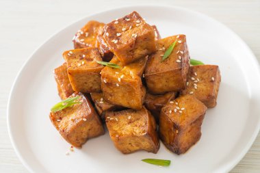 Beyaz susamlı kızarmış tofu ve teriyaki sosu. Vejetaryen ve vejetaryen yemek tarzı.