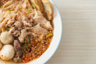 Baharatlı çorbada köfteli erişte mi yoksa Tom Asya usulü erişte mi?