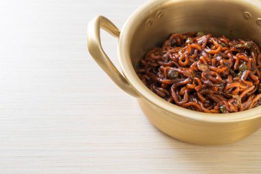 Kore siyah spagettisi ya da kavrulmuş Chajung soya soslu hazır şehriye (chapagetti) - Kore yemeği tarzı