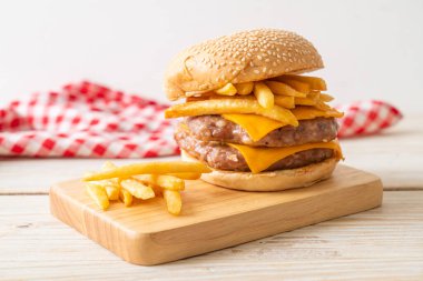 Domuz burger veya peynirli domuz burger ve patates kızartması.