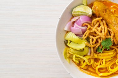 Kuzey Tayland erişteli körili tavuk çorbası (Kao Soi Kai) - Tayland yemeği tarzı