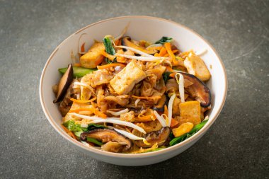 Tofu ve sebzeli kızarmış şehriye. Vejetaryen ve vejetaryen yemek tarzı.