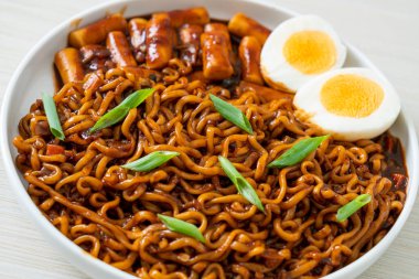 Jjajang Rabokki - Kore hazır eriştesi veya Kore pirinçli Ramyeon veya Tteokbokki ve siyah fasulye soslu yumurta - Kore yemeği tarzı