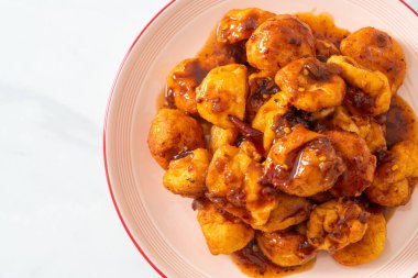 Baharatlı soslu kızarmış köfte - Tayland sokak yemeği tarzı