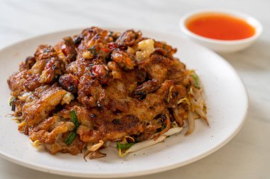 Kızarmış midyeli krep ya da midyeli omlet.