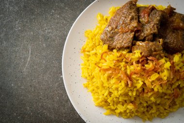 Biryani bifteği veya körili pilav ve sığır eti - Hint biryani 'sinin Tayland-Müslüman versiyonu, mis kokulu sarı pirinç ve sığır eti - Müslüman yemek tarzı