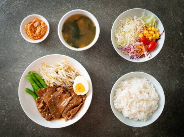 Susamlı teriyaki domuz kızartması, fasulye filizi, haşlanmış yumurta ve pirinç seti - Japon yemek tarzı.