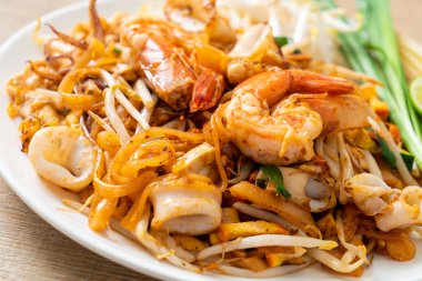 Pad Thai Deniz Ürünleri - Tayland usulü karides, kalamar ya da ahtapot ve tofu ile kızartılmış erişte