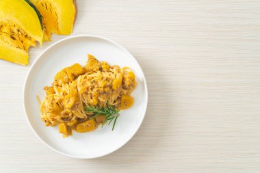 kabaklı spagetti makarna alfredo sosu - vegan ve vejetaryen yemek tarzı