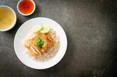 Kızarmış tavuklu pilav ya da Hainanese tavuklu pilav - Asya usulü.