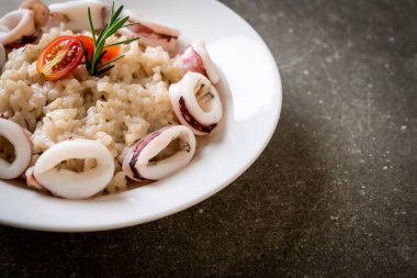 Ev yapımı mürekkep balığı veya ahtapot pilavı.