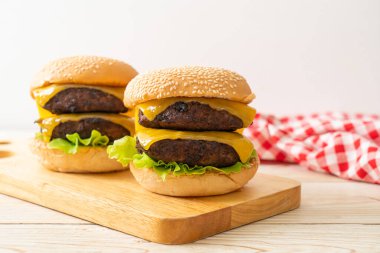 Peynirli hamburger veya sığır burger - sağlıksız yemek tarzı