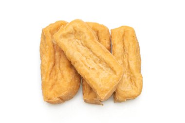 Kızarmış tofu beyaz arka planda izole edilmiş - vejetaryen ve vejetaryen yemek tarzı