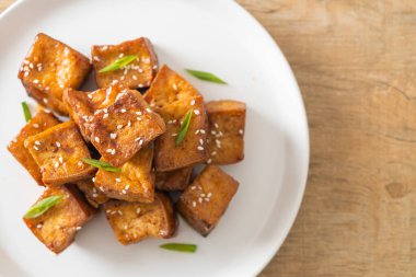 Beyaz susamlı kızarmış tofu ve teriyaki sosu. Vejetaryen ve vejetaryen yemek tarzı.