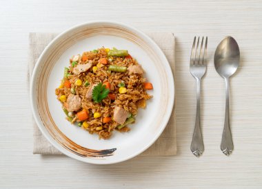 Domuz eti ve sebzeli pilav.