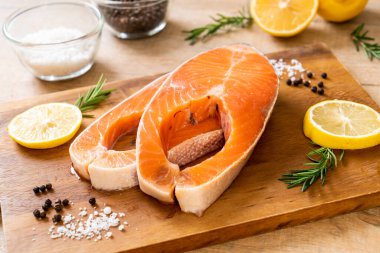 İçinde malzeme olan taze çiğ somon filetosu bifteği.