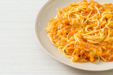 Kremalı domates soslu spagetti makarna veya pembe sos.
